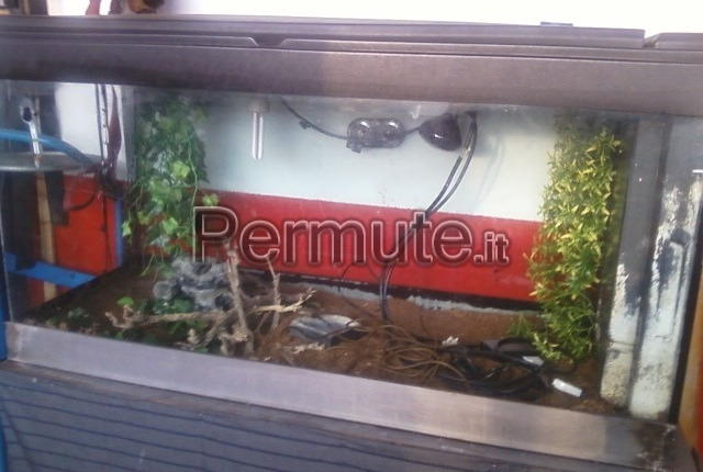 Acquario in vetro con fondo doppio in acciaio completo como in ... Comodino acciaio e vetro
