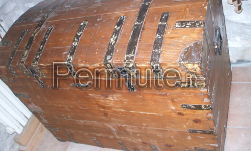 baule di convento in legno restaurato con legature in metallo