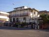 Palazzina indipendente con 2 negozi, giardino, cancello automatico