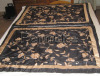 TESSUTO NERO con ricamo floreale beige 128x156 cm.