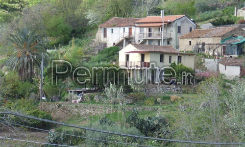 Villetta sviluppata su 2 livelli con terreno annesso