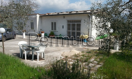 casa 150 mq (tre letto due bagni salone con camino) terreno 3500mq pianeggiante ad oliveto