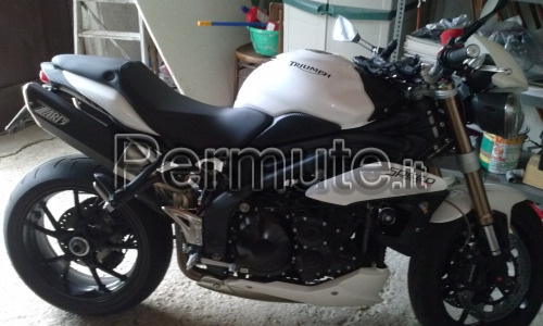 moto Triumph Speedtriple del 2011