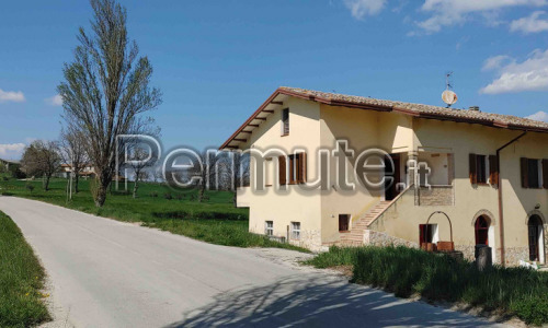 Spazioso casale in Umbria con vista su Assisi e Montefalco