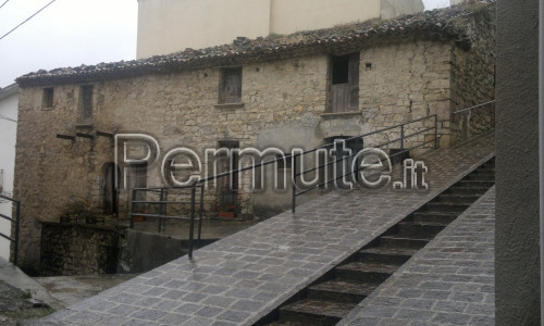 Casa su 2 livelli più cantine