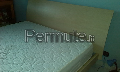 letto moderno chiaro con rete in doghe + due comodini + specchio