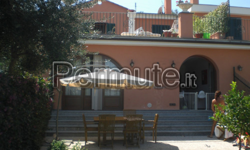 Appartamento in villa quadrifamigliare con Giardino vista mare