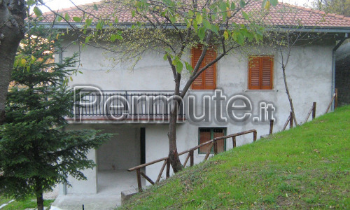 Casa indipendente con terreno nel Parco del Gran Sasso