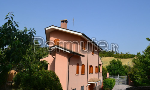 Villa con ampio giardino e dependance nel cuore dell'Abruzzo