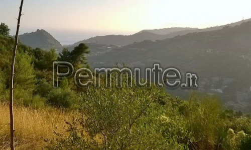 Nella prima collina di Bordighera terreno edificabile con vista mare e costa francese.