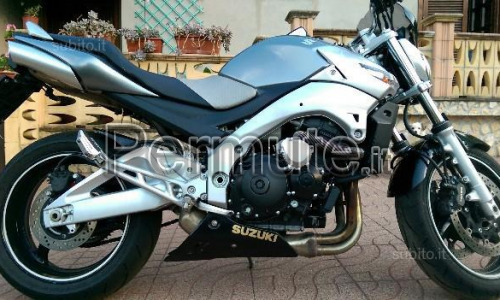 Scambio Suzuki gsr 600 del 2006 a € 2400 eventualmente valuto scambio con smart for two