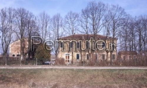 VILLA PADRONALE FUORI FERRARA CON AMPIO GIARDINO , FIENILE, ORTI., AIA.