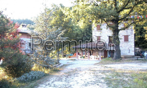 piccolo podere con corte di edifici in sasso