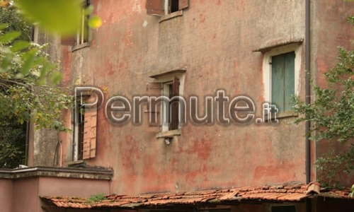 Rustico trifamiliare con terreni e rivetta fluviale sul fiume Piave