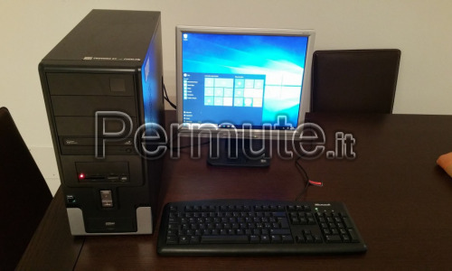 Pc fisso assemblato con monitor e tastiera