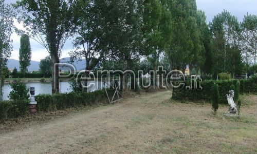 TERRENO DI 4 ETTARI TUTTO RECINTATO ADIACENTE LAGHI