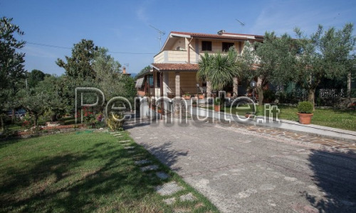 SAN CESAREO: VILLA 220MQ CON GIARDINO