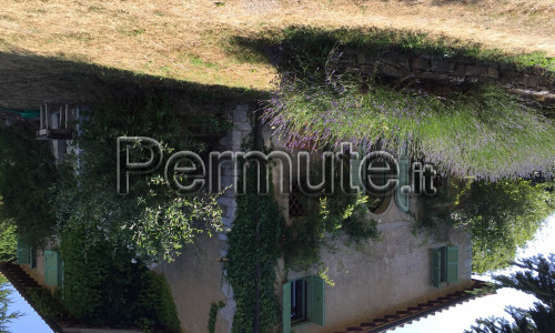 casale in toscana all'interno di una riserva naturale