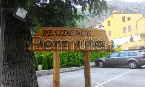 Rocca di Cambio delizioso bilocale con giardino terrazzato ristrutturato coibentato p. auto.