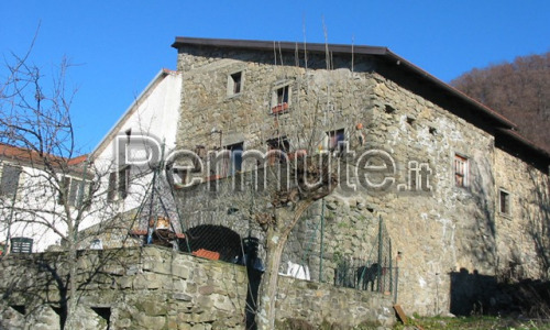 IMMOBILE NEL VERDE DELLA LUNIGIANA