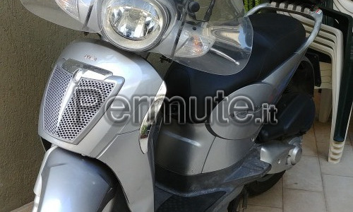 Vendo o premuto Aprilia Scarabeo 200 light in ottimo stato sempre tagliandato e tenuto se