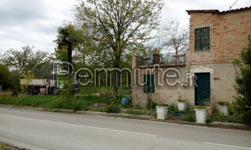 Casa singola con terreno annesso ,alberi da frutto olive.