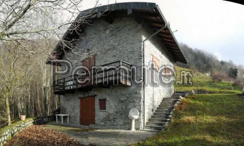 Delizioso RUSTICO con terreno nell'incantevole valle Brembana