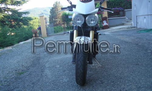 Scambio speed triple 1050 del 2007 con 44000 KM perfetta con carenata 1000CC