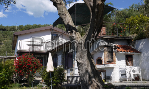 casa con piscina e vista spettacolare Taggia