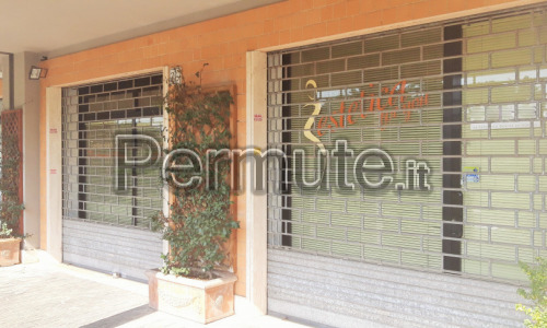 Roma- Eur Tre Pini - Locale commerciale con due vetrine