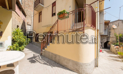 Casa singola con terrazza sul mare su tre livelli. Vicino Taormina e le Isole Eolie.