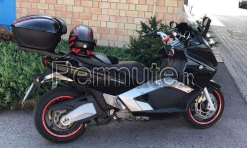 Scambio gilera gp800 perfetta, nessun difetto, funzionante totale, km 27800,anno 2009.