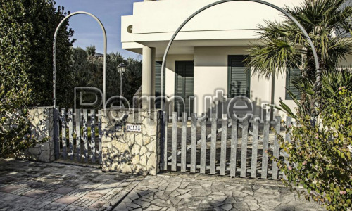 Villetta con giardino e posto auto a Torre dell'Orso