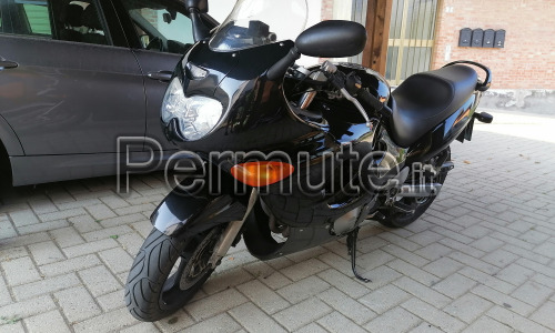 Suzuki gsx 750 f scamio con moto custim