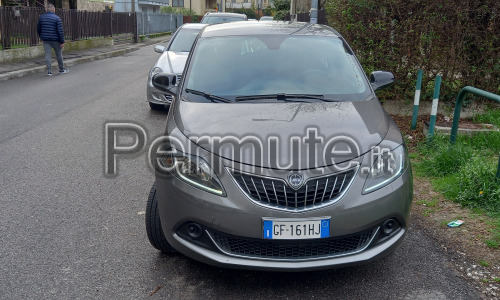 Lancia ypsilon hibrid del agosto 2021 con 4500 km impeccabile permuto con monovolume, problemi di sa