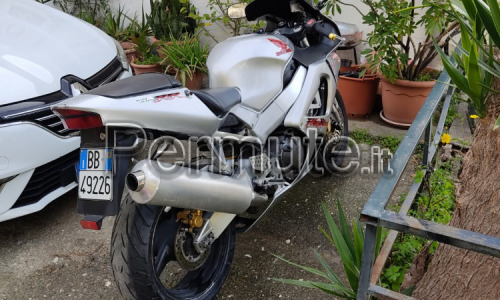 Scambio Honda CBR 929 RR del 2002 con t-max di pari valore