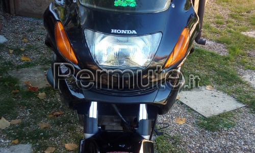 Scambio esclusivamente alla pari o vendo a 3500 euro Honda deauville 650