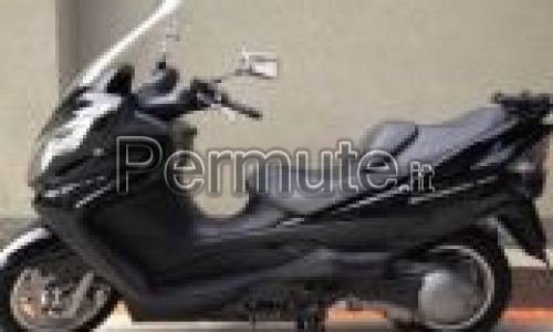 scambio suzuki burgman 400 di colore nero del 2010 come nuovo.