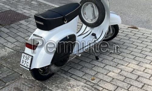 Scambio vespa 50 special con Moto stradale