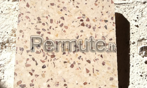 Mattonelle in cemento e scaglie di marmo