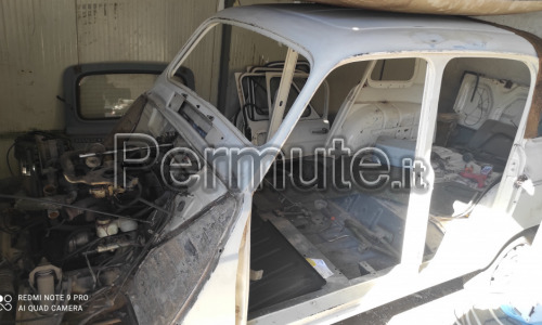 Renault 4 in fase di restauro