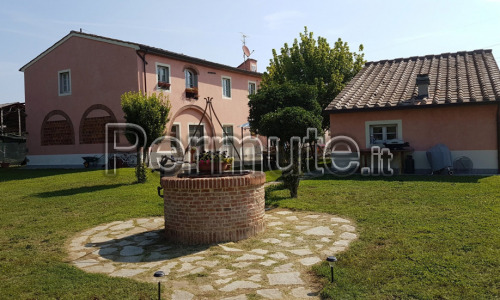 Casale composto da 4 apartamenti