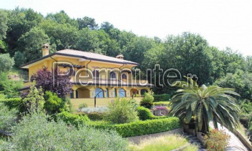 Villa prima collina vista mare Carrara
