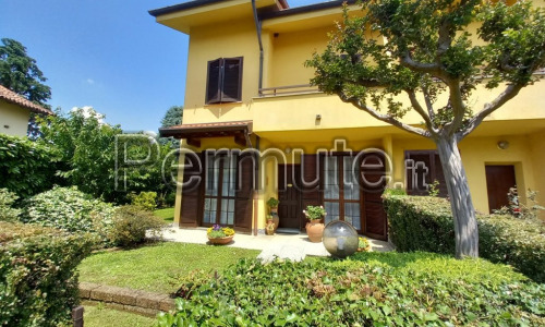 VILLA A SCHIERA BRIOSCO