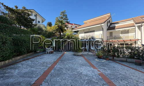 villa bifamiliare con ampio giardino