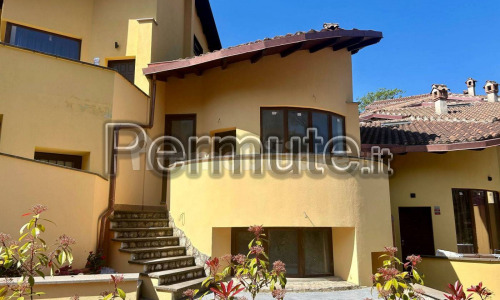 VILLETTA A SCHIERA TRILIVELLO MONTE PORZIO CATONE