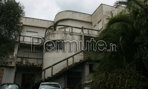 Villa residenziale in costruzione con ampio terreno di pertinenza