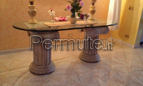 offro tavolo con ripiano di cristallo sorretto da due colonne in legno thailandese effetto marmo