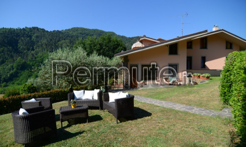 Villa bifamiliare di 300 mq prima periferia